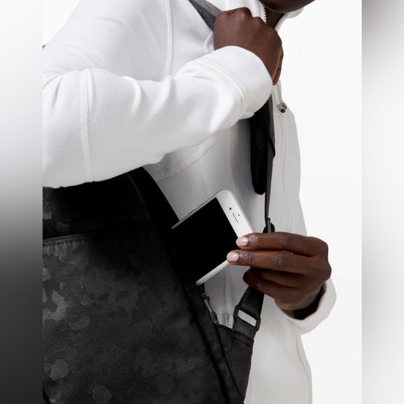 Lululemon Out Of Range Backpack in Camo Vol 20L - Picture 16 of 17